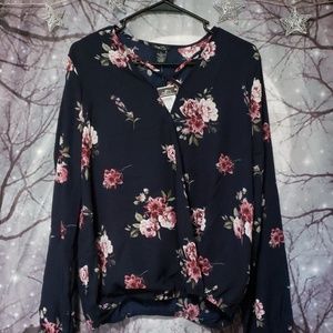 Brand new Blouse in Navy floral